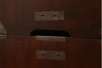 米沢箪笥をリペア&カスタム!下段1段目をフラップダウン扉に加工し、内部はフラットになるよう板を取り付け。配線用の穴あけ加工をし、竿通し金具は取り外し。本体は現状の色味を活かし、漆塗りは磨き仕上げ。(重ね箪笥、和たんす、収納箪笥、時代箪笥、整理タンス)