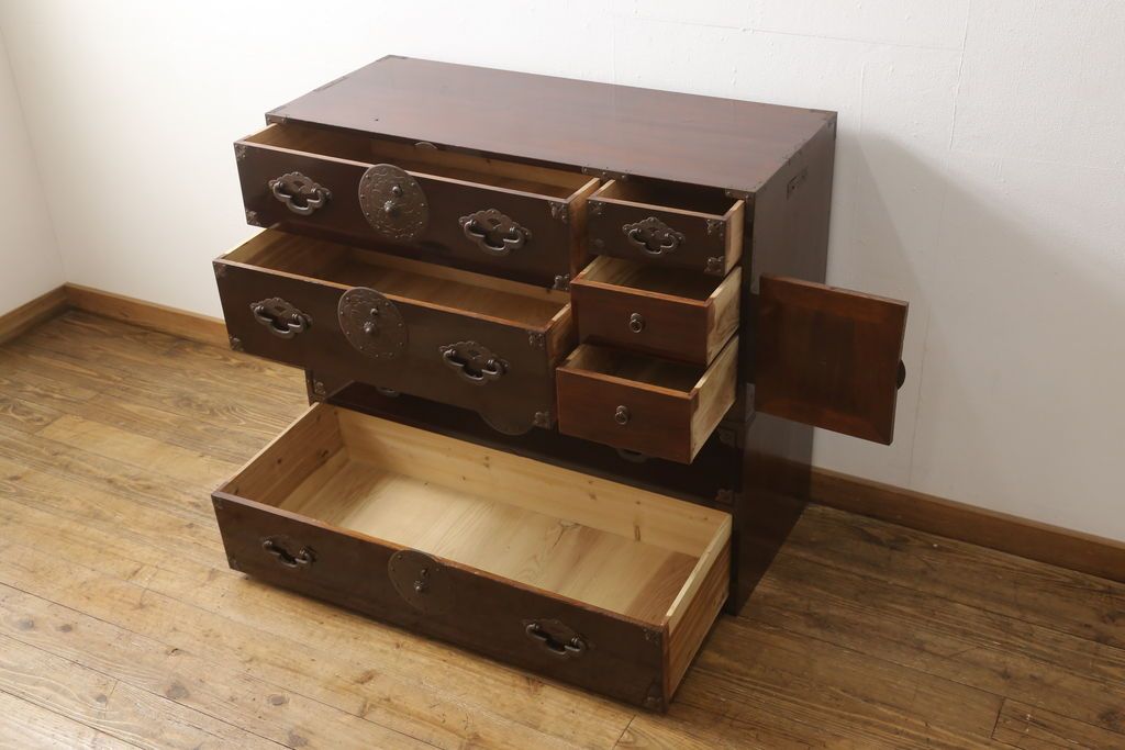 米沢箪笥をリペア&カスタム!下段1段目をフラップダウン扉に加工し、内部はフラットになるよう板を取り付け。配線用の穴あけ加工をし、竿通し金具は取り外し。本体は現状の色味を活かし、漆塗りは磨き仕上げ。(重ね箪笥、和たんす、収納箪笥、時代箪笥、整理タンス)