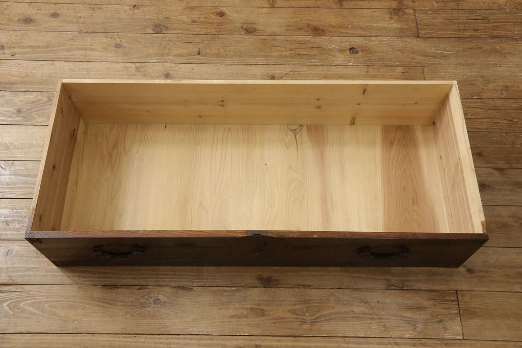 米沢箪笥をリペア&カスタム!下段1段目をフラップダウン扉に加工し、内部はフラットになるよう板を取り付け。配線用の穴あけ加工をし、竿通し金具は取り外し。本体は現状の色味を活かし、漆塗りは磨き仕上げ。(重ね箪笥、和たんす、収納箪笥、時代箪笥、整理タンス)