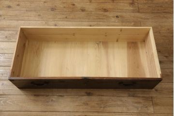 米沢箪笥をリペア&カスタム!下段1段目をフラップダウン扉に加工し、内部はフラットになるよう板を取り付け。配線用の穴あけ加工をし、竿通し金具は取り外し。本体は現状の色味を活かし、漆塗りは磨き仕上げ。(重ね箪笥、和たんす、収納箪笥、時代箪笥、整理タンス)