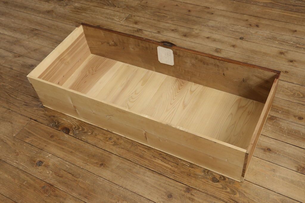 米沢箪笥をリペア&カスタム!下段1段目をフラップダウン扉に加工し、内部はフラットになるよう板を取り付け。配線用の穴あけ加工をし、竿通し金具は取り外し。本体は現状の色味を活かし、漆塗りは磨き仕上げ。(重ね箪笥、和たんす、収納箪笥、時代箪笥、整理タンス)