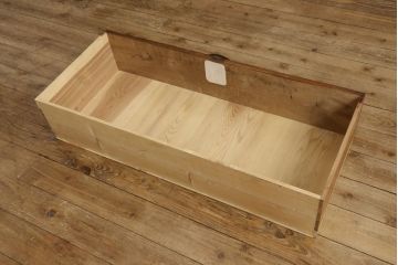 米沢箪笥をリペア&カスタム!下段1段目をフラップダウン扉に加工し、内部はフラットになるよう板を取り付け。配線用の穴あけ加工をし、竿通し金具は取り外し。本体は現状の色味を活かし、漆塗りは磨き仕上げ。(重ね箪笥、和たんす、収納箪笥、時代箪笥、整理タンス)