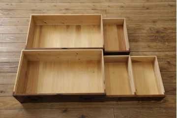 米沢箪笥をリペア&カスタム!下段1段目をフラップダウン扉に加工し、内部はフラットになるよう板を取り付け。配線用の穴あけ加工をし、竿通し金具は取り外し。本体は現状の色味を活かし、漆塗りは磨き仕上げ。(重ね箪笥、和たんす、収納箪笥、時代箪笥、整理タンス)