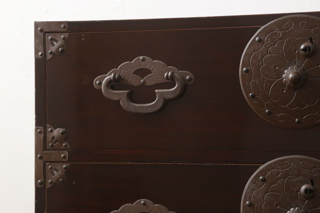 米沢箪笥をリペア&カスタム!下段1段目をフラップダウン扉に加工し、内部はフラットになるよう板を取り付け。配線用の穴あけ加工をし、竿通し金具は取り外し。本体は現状の色味を活かし、漆塗りは磨き仕上げ。(重ね箪笥、和たんす、収納箪笥、時代箪笥、整理タンス)