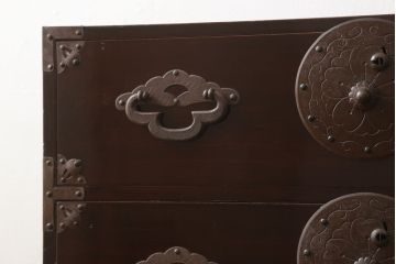 米沢箪笥をリペア&カスタム!下段1段目をフラップダウン扉に加工し、内部はフラットになるよう板を取り付け。配線用の穴あけ加工をし、竿通し金具は取り外し。本体は現状の色味を活かし、漆塗りは磨き仕上げ。(重ね箪笥、和たんす、収納箪笥、時代箪笥、整理タンス)