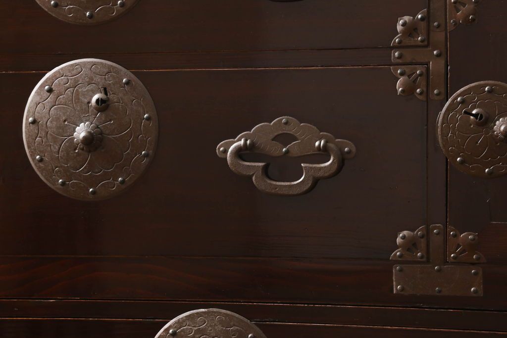 米沢箪笥をリペア&カスタム!下段1段目をフラップダウン扉に加工し、内部はフラットになるよう板を取り付け。配線用の穴あけ加工をし、竿通し金具は取り外し。本体は現状の色味を活かし、漆塗りは磨き仕上げ。(重ね箪笥、和たんす、収納箪笥、時代箪笥、整理タンス)