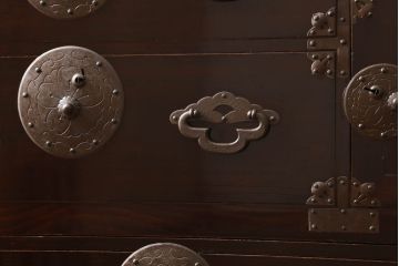 米沢箪笥をリペア&カスタム!下段1段目をフラップダウン扉に加工し、内部はフラットになるよう板を取り付け。配線用の穴あけ加工をし、竿通し金具は取り外し。本体は現状の色味を活かし、漆塗りは磨き仕上げ。(重ね箪笥、和たんす、収納箪笥、時代箪笥、整理タンス)