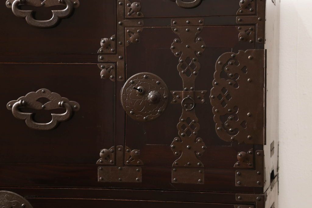 米沢箪笥をリペア&カスタム!下段1段目をフラップダウン扉に加工し、内部はフラットになるよう板を取り付け。配線用の穴あけ加工をし、竿通し金具は取り外し。本体は現状の色味を活かし、漆塗りは磨き仕上げ。(重ね箪笥、和たんす、収納箪笥、時代箪笥、整理タンス)