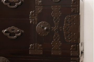 米沢箪笥をリペア&カスタム!下段1段目をフラップダウン扉に加工し、内部はフラットになるよう板を取り付け。配線用の穴あけ加工をし、竿通し金具は取り外し。本体は現状の色味を活かし、漆塗りは磨き仕上げ。(重ね箪笥、和たんす、収納箪笥、時代箪笥、整理タンス)