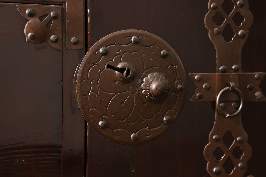 米沢箪笥をリペア&カスタム!下段1段目をフラップダウン扉に加工し、内部はフラットになるよう板を取り付け。配線用の穴あけ加工をし、竿通し金具は取り外し。本体は現状の色味を活かし、漆塗りは磨き仕上げ。(重ね箪笥、和たんす、収納箪笥、時代箪笥、整理タンス)