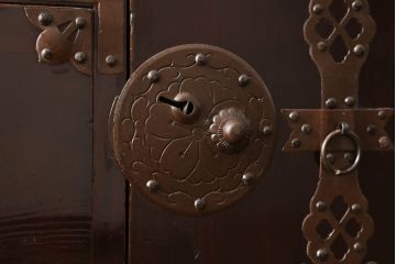 米沢箪笥をリペア&カスタム!下段1段目をフラップダウン扉に加工し、内部はフラットになるよう板を取り付け。配線用の穴あけ加工をし、竿通し金具は取り外し。本体は現状の色味を活かし、漆塗りは磨き仕上げ。(重ね箪笥、和たんす、収納箪笥、時代箪笥、整理タンス)