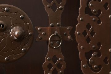 米沢箪笥をリペア&カスタム!下段1段目をフラップダウン扉に加工し、内部はフラットになるよう板を取り付け。配線用の穴あけ加工をし、竿通し金具は取り外し。本体は現状の色味を活かし、漆塗りは磨き仕上げ。(重ね箪笥、和たんす、収納箪笥、時代箪笥、整理タンス)