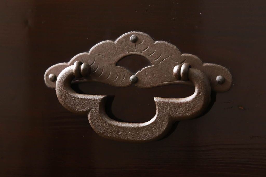 米沢箪笥をリペア&カスタム!下段1段目をフラップダウン扉に加工し、内部はフラットになるよう板を取り付け。配線用の穴あけ加工をし、竿通し金具は取り外し。本体は現状の色味を活かし、漆塗りは磨き仕上げ。(重ね箪笥、和たんす、収納箪笥、時代箪笥、整理タンス)