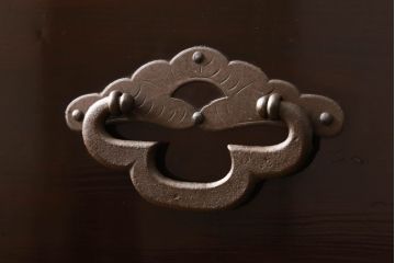 米沢箪笥をリペア&カスタム!下段1段目をフラップダウン扉に加工し、内部はフラットになるよう板を取り付け。配線用の穴あけ加工をし、竿通し金具は取り外し。本体は現状の色味を活かし、漆塗りは磨き仕上げ。(重ね箪笥、和たんす、収納箪笥、時代箪笥、整理タンス)