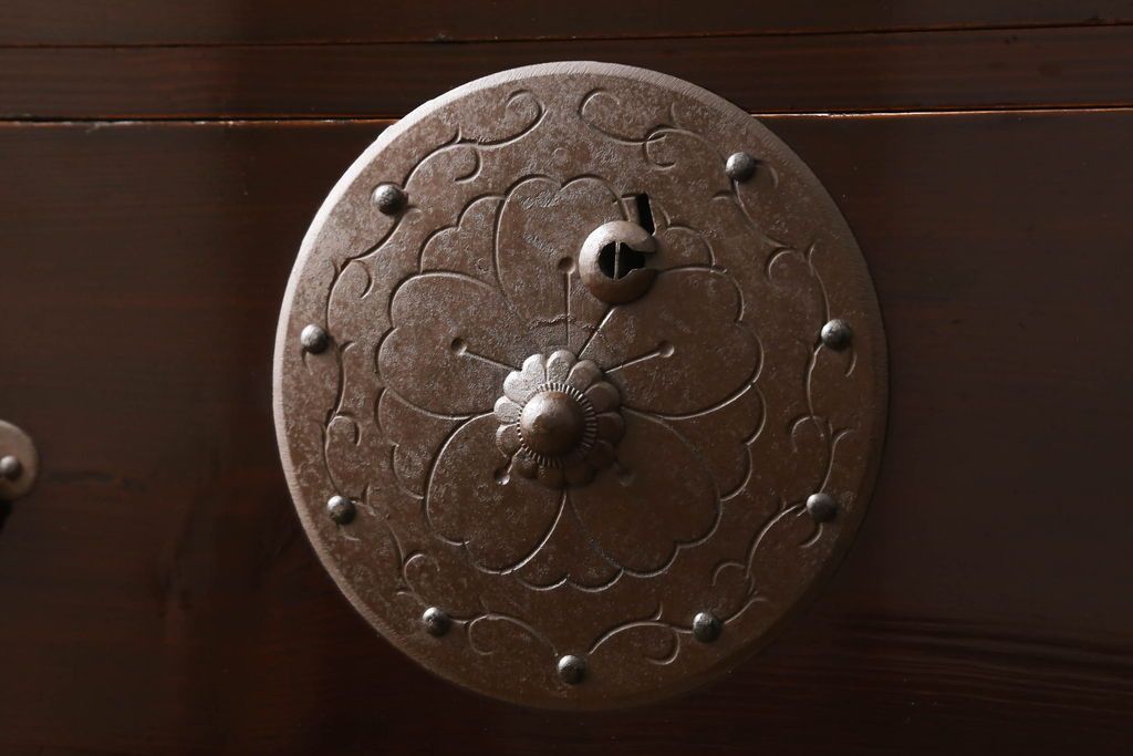 米沢箪笥をリペア&カスタム!下段1段目をフラップダウン扉に加工し、内部はフラットになるよう板を取り付け。配線用の穴あけ加工をし、竿通し金具は取り外し。本体は現状の色味を活かし、漆塗りは磨き仕上げ。(重ね箪笥、和たんす、収納箪笥、時代箪笥、整理タンス)