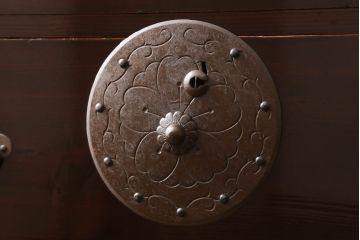 米沢箪笥をリペア&カスタム!下段1段目をフラップダウン扉に加工し、内部はフラットになるよう板を取り付け。配線用の穴あけ加工をし、竿通し金具は取り外し。本体は現状の色味を活かし、漆塗りは磨き仕上げ。(重ね箪笥、和たんす、収納箪笥、時代箪笥、整理タンス)