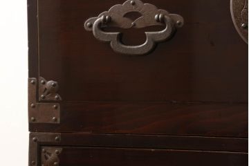 米沢箪笥をリペア&カスタム!下段1段目をフラップダウン扉に加工し、内部はフラットになるよう板を取り付け。配線用の穴あけ加工をし、竿通し金具は取り外し。本体は現状の色味を活かし、漆塗りは磨き仕上げ。(重ね箪笥、和たんす、収納箪笥、時代箪笥、整理タンス)