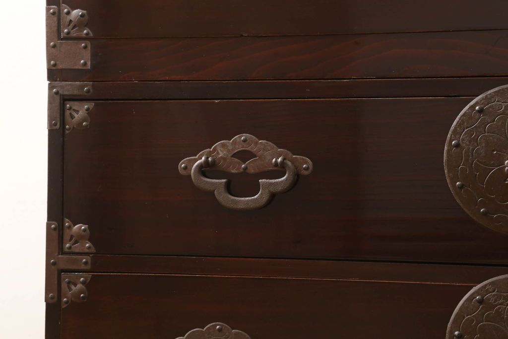 米沢箪笥をリペア&カスタム!下段1段目をフラップダウン扉に加工し、内部はフラットになるよう板を取り付け。配線用の穴あけ加工をし、竿通し金具は取り外し。本体は現状の色味を活かし、漆塗りは磨き仕上げ。(重ね箪笥、和たんす、収納箪笥、時代箪笥、整理タンス)