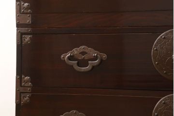 米沢箪笥をリペア&カスタム!下段1段目をフラップダウン扉に加工し、内部はフラットになるよう板を取り付け。配線用の穴あけ加工をし、竿通し金具は取り外し。本体は現状の色味を活かし、漆塗りは磨き仕上げ。(重ね箪笥、和たんす、収納箪笥、時代箪笥、整理タンス)