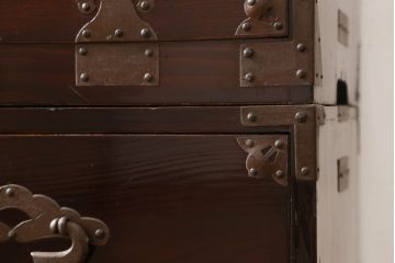 米沢箪笥をリペア&カスタム!下段1段目をフラップダウン扉に加工し、内部はフラットになるよう板を取り付け。配線用の穴あけ加工をし、竿通し金具は取り外し。本体は現状の色味を活かし、漆塗りは磨き仕上げ。(重ね箪笥、和たんす、収納箪笥、時代箪笥、整理タンス)