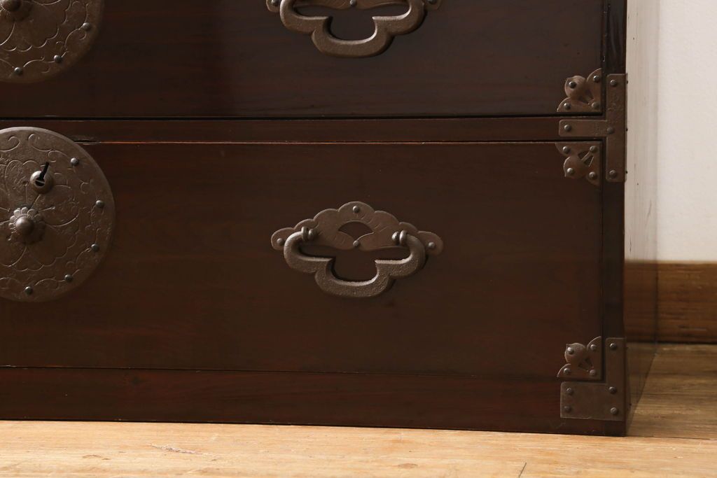 米沢箪笥をリペア&カスタム!下段1段目をフラップダウン扉に加工し、内部はフラットになるよう板を取り付け。配線用の穴あけ加工をし、竿通し金具は取り外し。本体は現状の色味を活かし、漆塗りは磨き仕上げ。(重ね箪笥、和たんす、収納箪笥、時代箪笥、整理タンス)