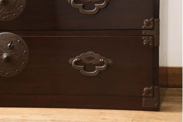 米沢箪笥をリペア&カスタム!下段1段目をフラップダウン扉に加工し、内部はフラットになるよう板を取り付け。配線用の穴あけ加工をし、竿通し金具は取り外し。本体は現状の色味を活かし、漆塗りは磨き仕上げ。(重ね箪笥、和たんす、収納箪笥、時代箪笥、整理タンス)