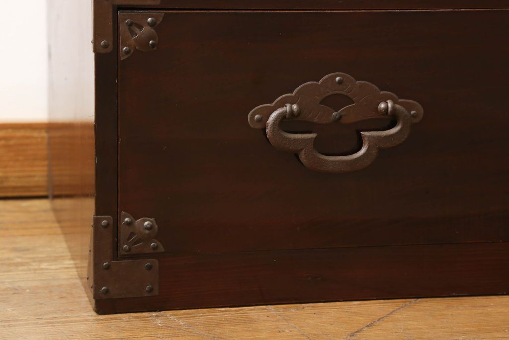 米沢箪笥をリペア&カスタム!下段1段目をフラップダウン扉に加工し、内部はフラットになるよう板を取り付け。配線用の穴あけ加工をし、竿通し金具は取り外し。本体は現状の色味を活かし、漆塗りは磨き仕上げ。(重ね箪笥、和たんす、収納箪笥、時代箪笥、整理タンス)