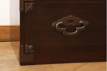 米沢箪笥をリペア&カスタム!下段1段目をフラップダウン扉に加工し、内部はフラットになるよう板を取り付け。配線用の穴あけ加工をし、竿通し金具は取り外し。本体は現状の色味を活かし、漆塗りは磨き仕上げ。(重ね箪笥、和たんす、収納箪笥、時代箪笥、整理タンス)