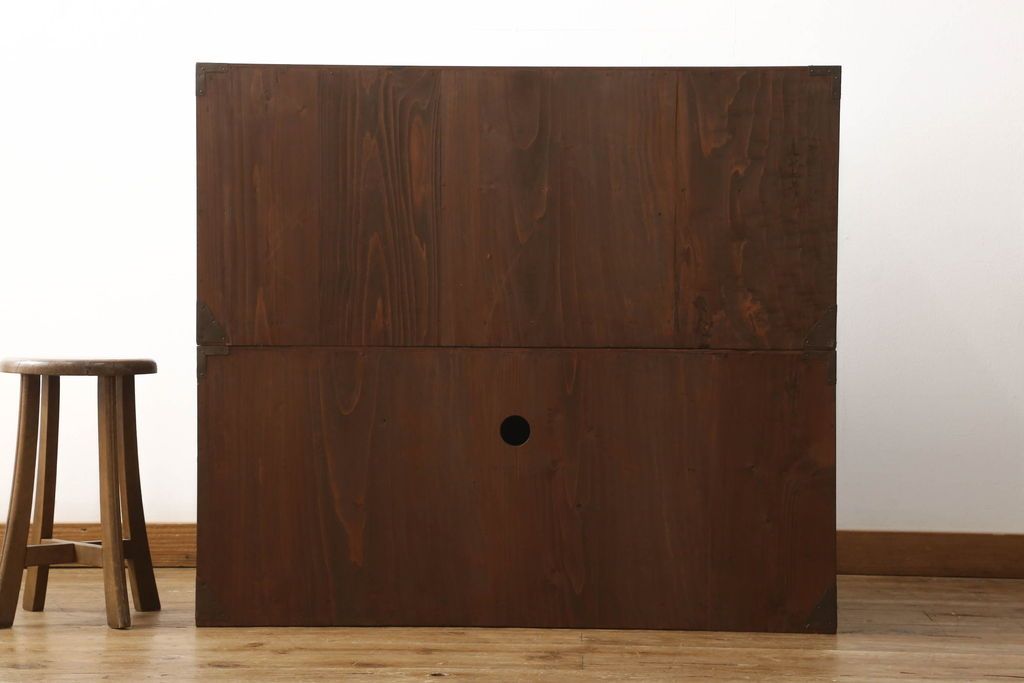 米沢箪笥をリペア&カスタム!下段1段目をフラップダウン扉に加工し、内部はフラットになるよう板を取り付け。配線用の穴あけ加工をし、竿通し金具は取り外し。本体は現状の色味を活かし、漆塗りは磨き仕上げ。(重ね箪笥、和たんす、収納箪笥、時代箪笥、整理タンス)