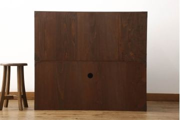 米沢箪笥をリペア&カスタム!下段1段目をフラップダウン扉に加工し、内部はフラットになるよう板を取り付け。配線用の穴あけ加工をし、竿通し金具は取り外し。本体は現状の色味を活かし、漆塗りは磨き仕上げ。(重ね箪笥、和たんす、収納箪笥、時代箪笥、整理タンス)