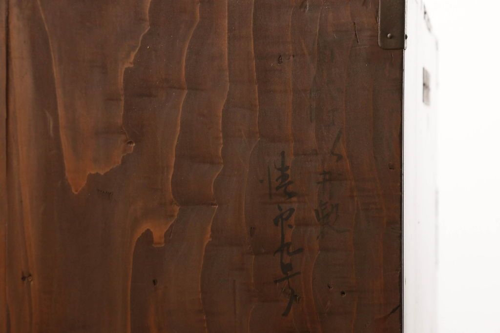 米沢箪笥をリペア&カスタム!下段1段目をフラップダウン扉に加工し、内部はフラットになるよう板を取り付け。配線用の穴あけ加工をし、竿通し金具は取り外し。本体は現状の色味を活かし、漆塗りは磨き仕上げ。(重ね箪笥、和たんす、収納箪笥、時代箪笥、整理タンス)