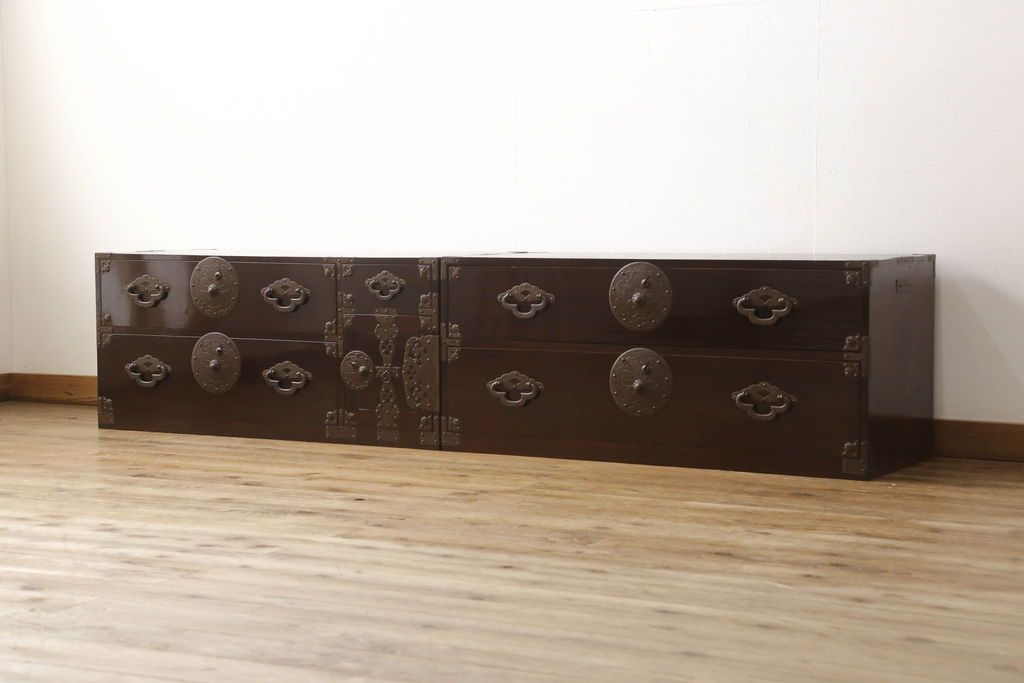 米沢箪笥をリペア&カスタム!下段1段目をフラップダウン扉に加工し、内部はフラットになるよう板を取り付け。配線用の穴あけ加工をし、竿通し金具は取り外し。本体は現状の色味を活かし、漆塗りは磨き仕上げ。(重ね箪笥、和たんす、収納箪笥、時代箪笥、整理タンス)