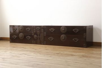 米沢箪笥をリペア&カスタム!下段1段目をフラップダウン扉に加工し、内部はフラットになるよう板を取り付け。配線用の穴あけ加工をし、竿通し金具は取り外し。本体は現状の色味を活かし、漆塗りは磨き仕上げ。(重ね箪笥、和たんす、収納箪笥、時代箪笥、整理タンス)