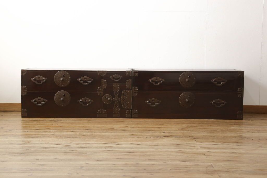 米沢箪笥をリペア&カスタム!下段1段目をフラップダウン扉に加工し、内部はフラットになるよう板を取り付け。配線用の穴あけ加工をし、竿通し金具は取り外し。本体は現状の色味を活かし、漆塗りは磨き仕上げ。(重ね箪笥、和たんす、収納箪笥、時代箪笥、整理タンス)