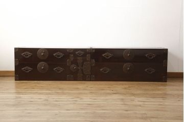 米沢箪笥をリペア&カスタム!下段1段目をフラップダウン扉に加工し、内部はフラットになるよう板を取り付け。配線用の穴あけ加工をし、竿通し金具は取り外し。本体は現状の色味を活かし、漆塗りは磨き仕上げ。(重ね箪笥、和たんす、収納箪笥、時代箪笥、整理タンス)