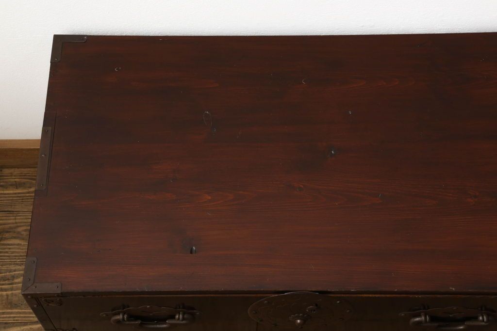 米沢箪笥をリペア&カスタム!下段1段目をフラップダウン扉に加工し、内部はフラットになるよう板を取り付け。配線用の穴あけ加工をし、竿通し金具は取り外し。本体は現状の色味を活かし、漆塗りは磨き仕上げ。(重ね箪笥、和たんす、収納箪笥、時代箪笥、整理タンス)