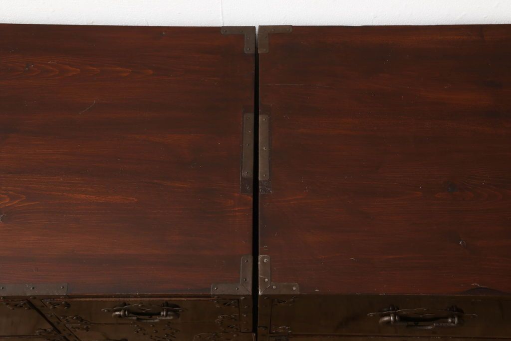 米沢箪笥をリペア&カスタム!下段1段目をフラップダウン扉に加工し、内部はフラットになるよう板を取り付け。配線用の穴あけ加工をし、竿通し金具は取り外し。本体は現状の色味を活かし、漆塗りは磨き仕上げ。(重ね箪笥、和たんす、収納箪笥、時代箪笥、整理タンス)