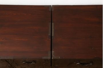 米沢箪笥をリペア&カスタム!下段1段目をフラップダウン扉に加工し、内部はフラットになるよう板を取り付け。配線用の穴あけ加工をし、竿通し金具は取り外し。本体は現状の色味を活かし、漆塗りは磨き仕上げ。(重ね箪笥、和たんす、収納箪笥、時代箪笥、整理タンス)