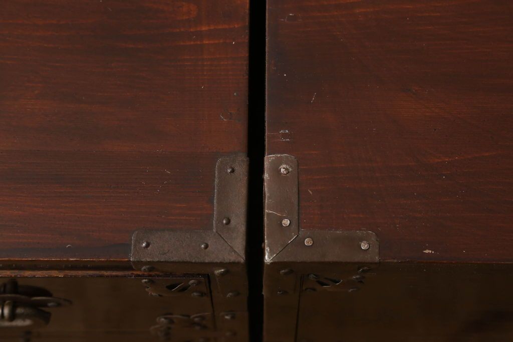 米沢箪笥をリペア&カスタム!下段1段目をフラップダウン扉に加工し、内部はフラットになるよう板を取り付け。配線用の穴あけ加工をし、竿通し金具は取り外し。本体は現状の色味を活かし、漆塗りは磨き仕上げ。(重ね箪笥、和たんす、収納箪笥、時代箪笥、整理タンス)