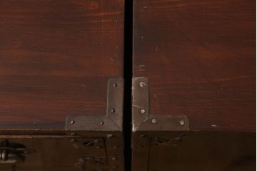 米沢箪笥をリペア&カスタム!下段1段目をフラップダウン扉に加工し、内部はフラットになるよう板を取り付け。配線用の穴あけ加工をし、竿通し金具は取り外し。本体は現状の色味を活かし、漆塗りは磨き仕上げ。(重ね箪笥、和たんす、収納箪笥、時代箪笥、整理タンス)