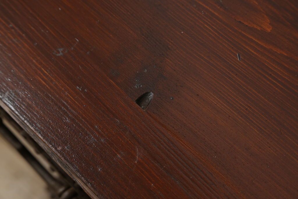 米沢箪笥をリペア&カスタム!下段1段目をフラップダウン扉に加工し、内部はフラットになるよう板を取り付け。配線用の穴あけ加工をし、竿通し金具は取り外し。本体は現状の色味を活かし、漆塗りは磨き仕上げ。(重ね箪笥、和たんす、収納箪笥、時代箪笥、整理タンス)