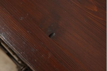 米沢箪笥をリペア&カスタム!下段1段目をフラップダウン扉に加工し、内部はフラットになるよう板を取り付け。配線用の穴あけ加工をし、竿通し金具は取り外し。本体は現状の色味を活かし、漆塗りは磨き仕上げ。(重ね箪笥、和たんす、収納箪笥、時代箪笥、整理タンス)