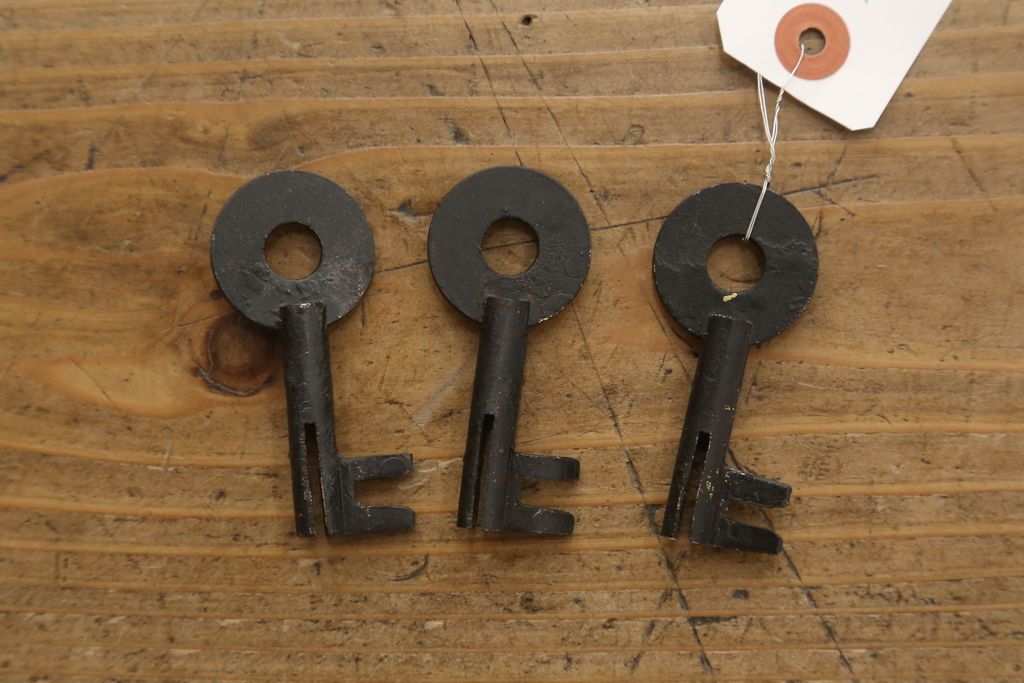 米沢箪笥をリペア&カスタム!下段1段目をフラップダウン扉に加工し、内部はフラットになるよう板を取り付け。配線用の穴あけ加工をし、竿通し金具は取り外し。本体は現状の色味を活かし、漆塗りは磨き仕上げ。(重ね箪笥、和たんす、収納箪笥、時代箪笥、整理タンス)