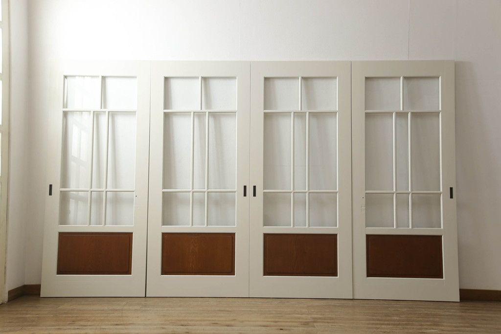 ガラス戸4枚をリペア&カスタム!高さと幅をリサイズし、引手や戸車を取り付け。全てのガラスをクリアガラスに交換。色味は当店商品を参考にアンティークホワイトにペイント。(引き戸、建具)