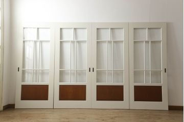 ガラス戸4枚をリペア&カスタム!高さと幅をリサイズし、引手や戸車を取り付け。全てのガラスをクリアガラスに交換。色味は当店商品を参考にアンティークホワイトにペイント。(引き戸、建具)