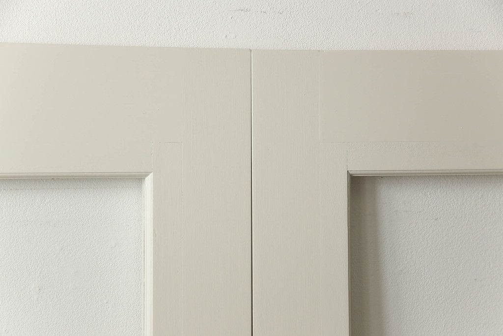 ガラス戸4枚をリペア&カスタム!高さと幅をリサイズし、引手や戸車を取り付け。全てのガラスをクリアガラスに交換。色味は当店商品を参考にアンティークホワイトにペイント。(引き戸、建具)