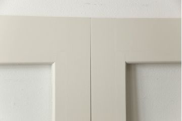 ガラス戸4枚をリペア&カスタム!高さと幅をリサイズし、引手や戸車を取り付け。全てのガラスをクリアガラスに交換。色味は当店商品を参考にアンティークホワイトにペイント。(引き戸、建具)