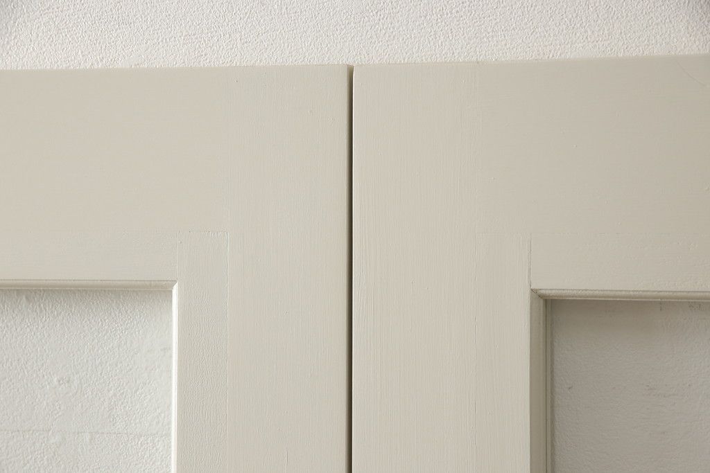 ガラス戸4枚をリペア&カスタム!高さと幅をリサイズし、引手や戸車を取り付け。全てのガラスをクリアガラスに交換。色味は当店商品を参考にアンティークホワイトにペイント。(引き戸、建具)