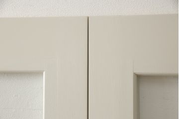 ガラス戸4枚をリペア&カスタム!高さと幅をリサイズし、引手や戸車を取り付け。全てのガラスをクリアガラスに交換。色味は当店商品を参考にアンティークホワイトにペイント。(引き戸、建具)