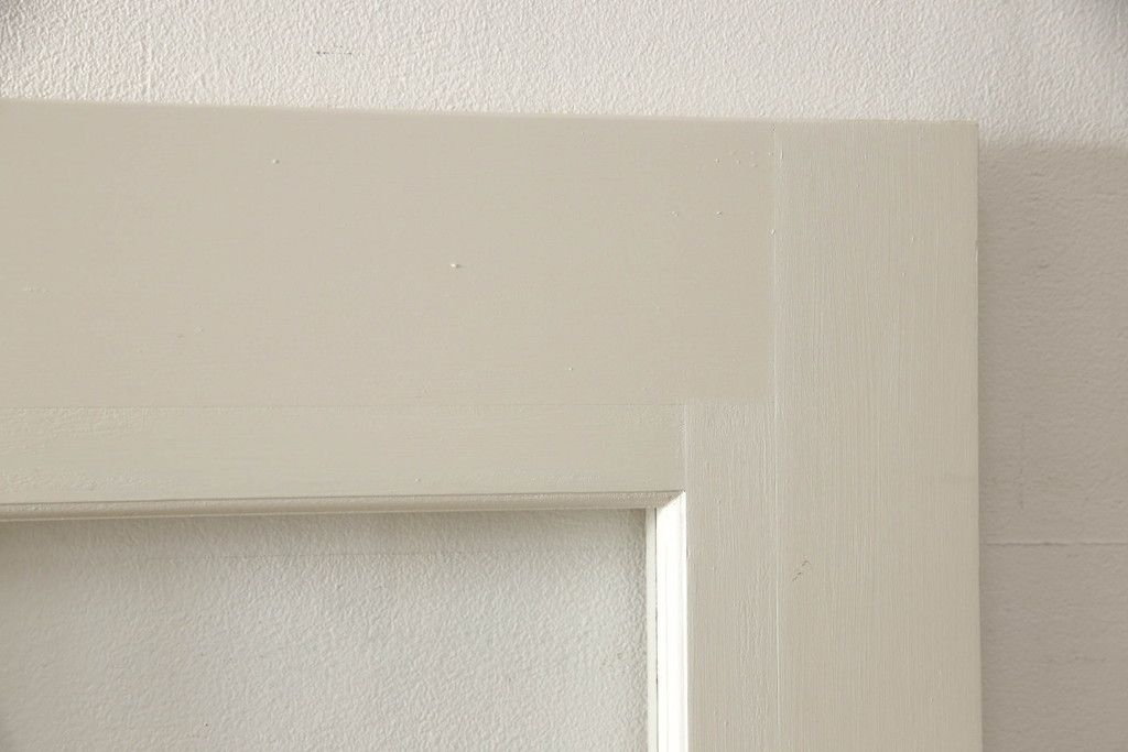 ガラス戸4枚をリペア&カスタム!高さと幅をリサイズし、引手や戸車を取り付け。全てのガラスをクリアガラスに交換。色味は当店商品を参考にアンティークホワイトにペイント。(引き戸、建具)